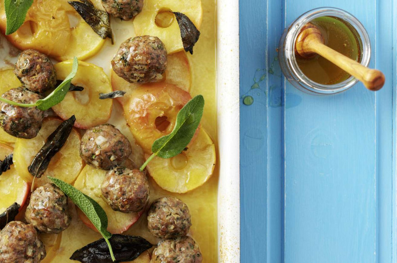 Boulettes de viande hachée avec pommes et sauge