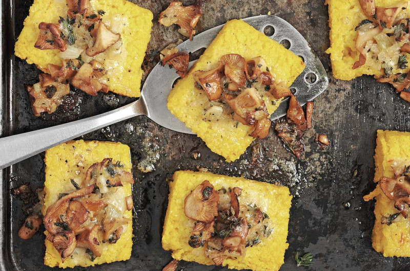 Tranches de polenta aux chanterelles