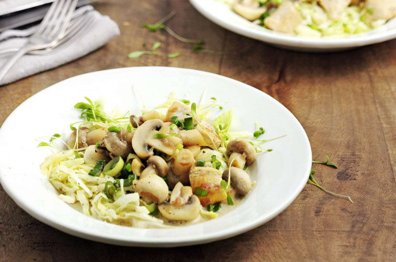 Salade de poulet et champignons de Paris sautés