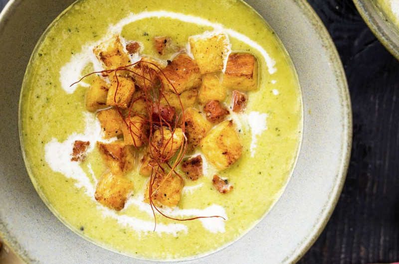 Reste de bouillon de fondue chinoise avec croûtons et lardons