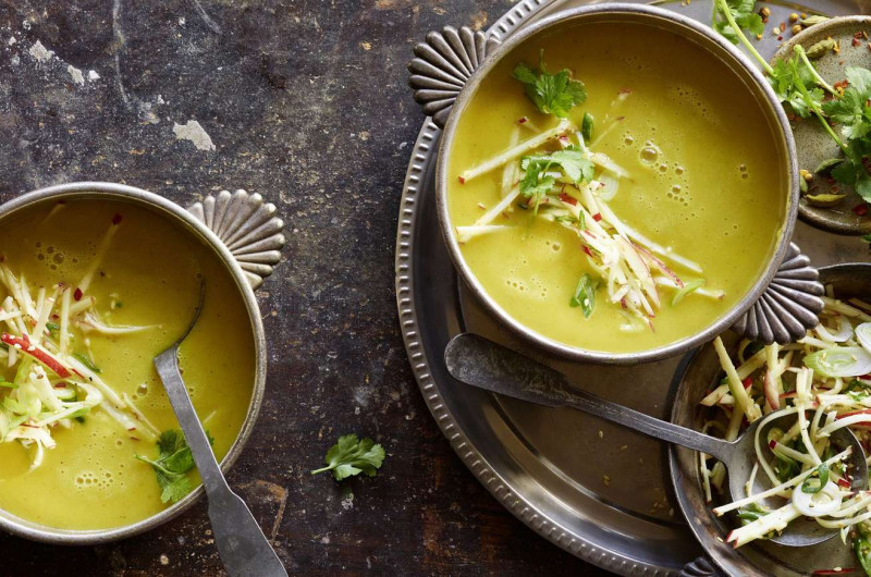 Velouté au curry avec salade de pommes