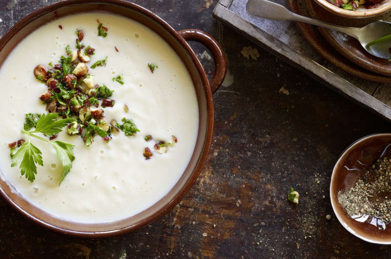 Velouté de chou-fleur avec gremolata de noisettes
