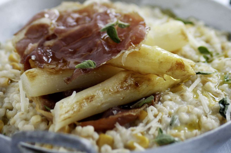Risotto d’orge au culatello et aux asperges