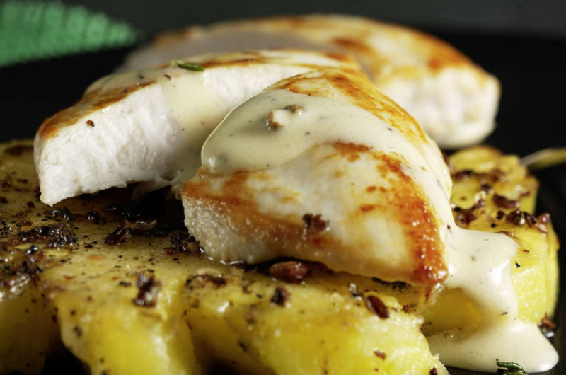 Poitrine de poulet sur ananas au thym et au poivre du Sichuan