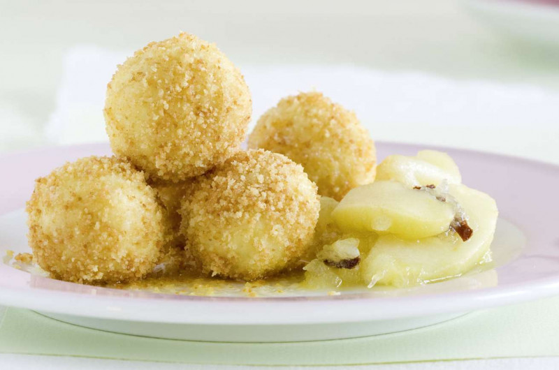 Quenelles de séré avec compote de pommes