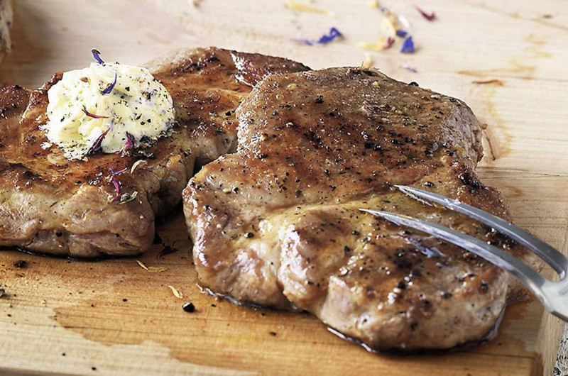 Steak de cou de porc au gril et beurre aux fleurs