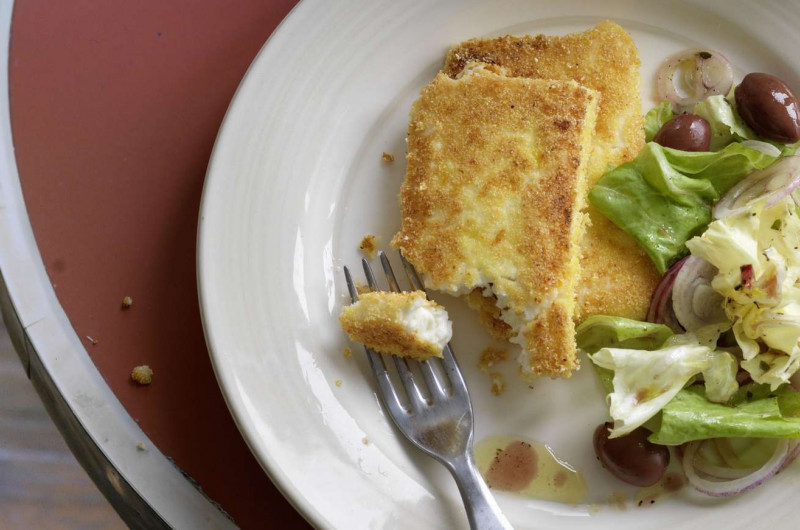Feta croustillante avec salade
