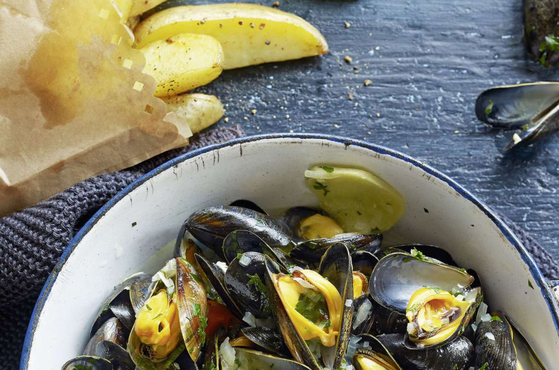 Moules au court-bouillon parfumé au gingembre et quartiers de pommes de terre