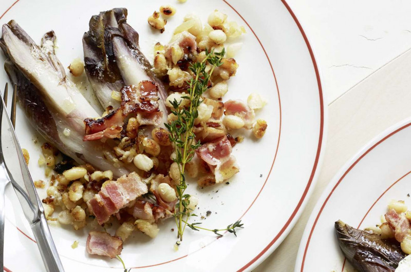 Cicorino rosso avec haricots, lard et œuf