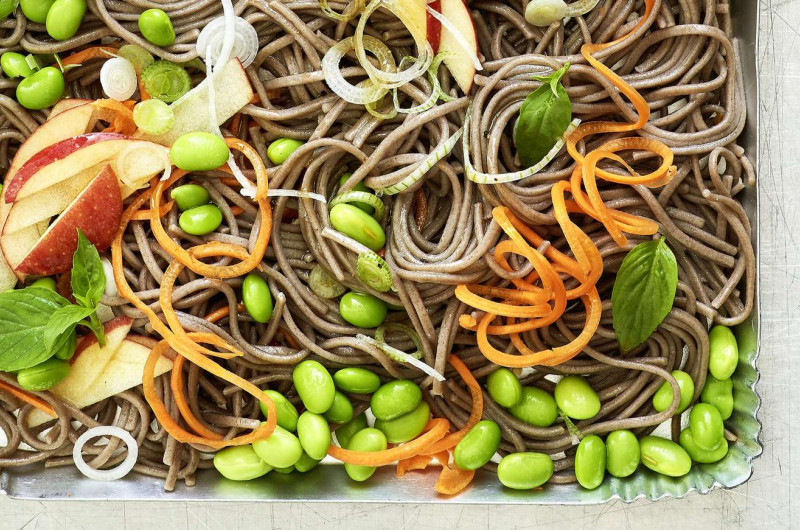 Salade de nouilles soba avec poulet