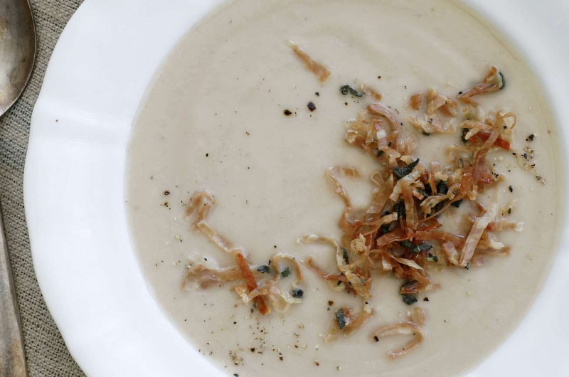 Velouté aux marrons avec jambon cru caramélisé et sauge