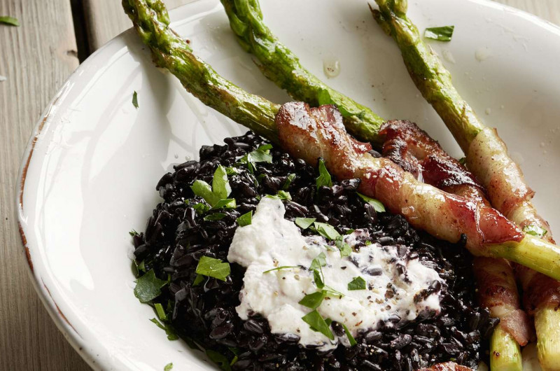 Asperges enrobées de lard sur riz noir