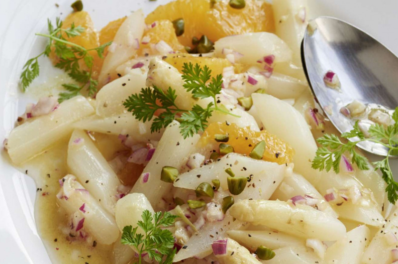 Salade d’asperges avec oranges et cerfeuil
