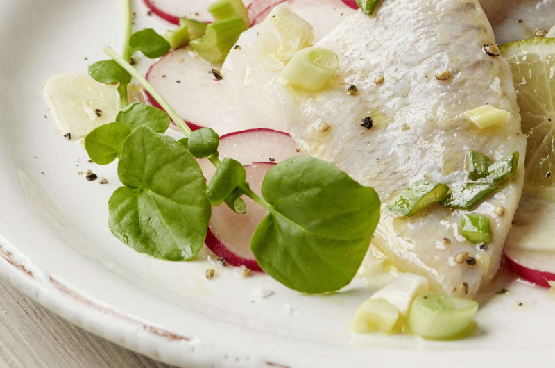 Ceviche de perche sur radis long et radis roses