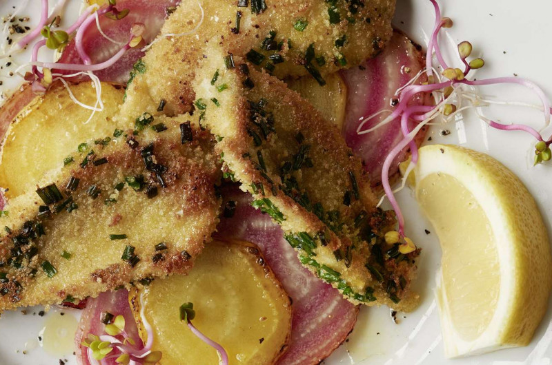 Filets de perche panés à la ciboulette sur lit de betteraves