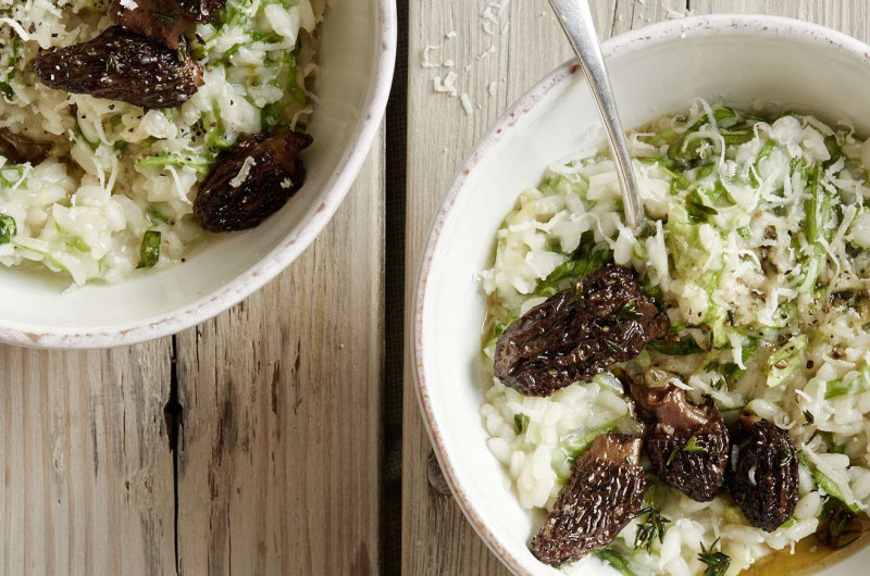Morilles aux fines herbes avec risotto à la laitue pommée