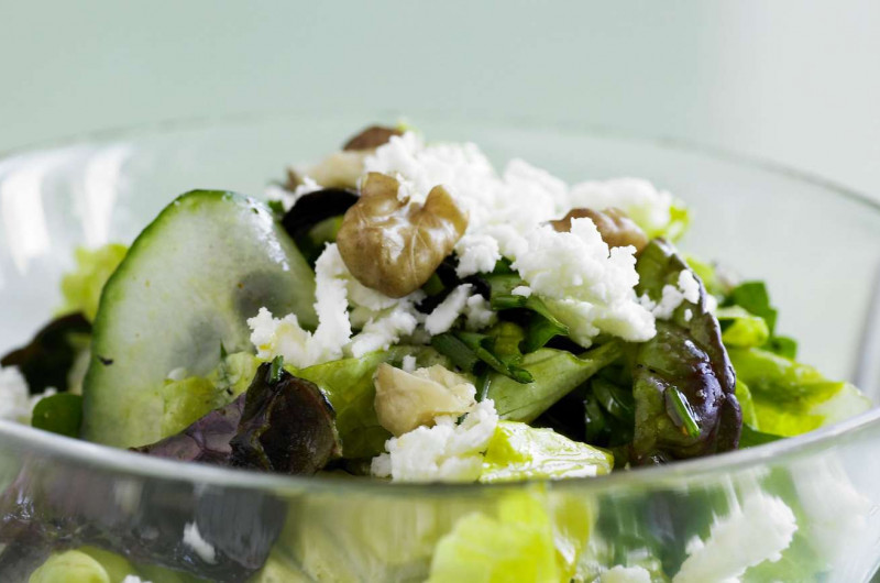 Salade verte aux herbes et à la feta