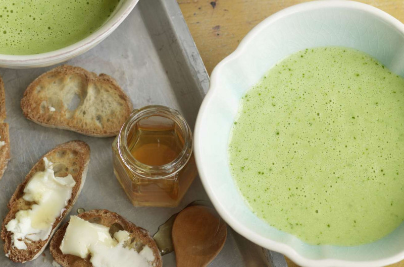 Velouté à l’ail des ours avec crostini au chèvre