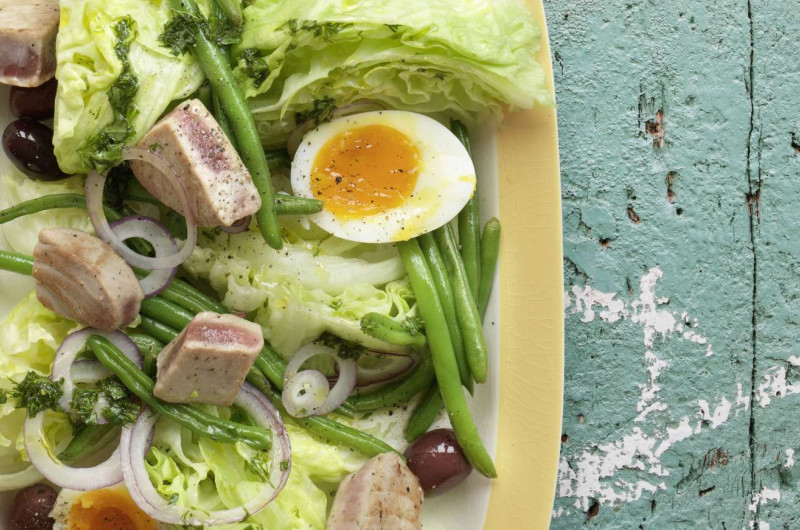 Laitue iceberg et thon à la niçoise