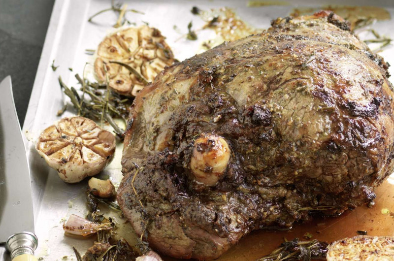 Gigot d’agneau avec fines herbes et sauce au yogourt