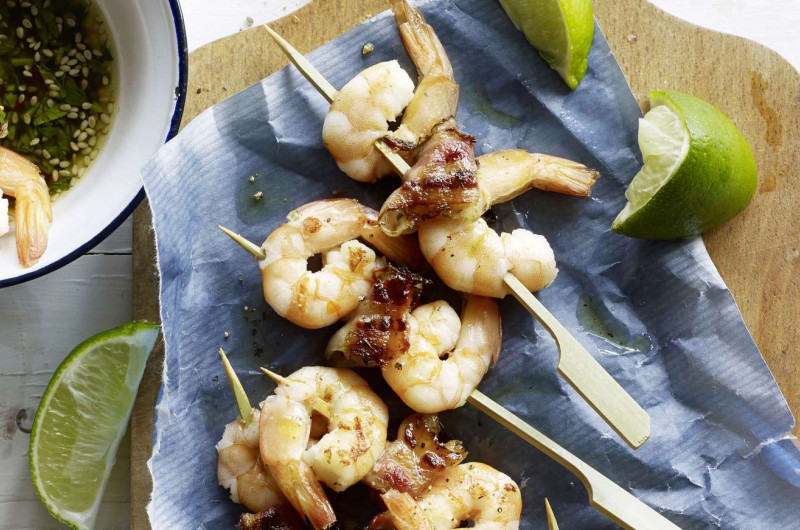 Brochettes de crevettes au lard