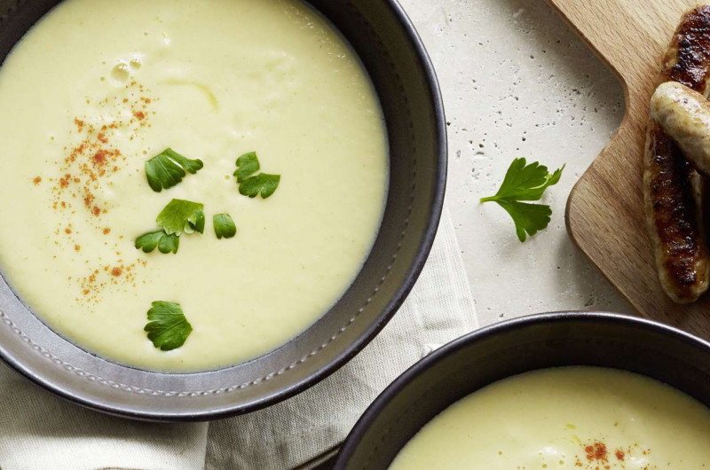 Velouté de racines de persil avec petites saucisses