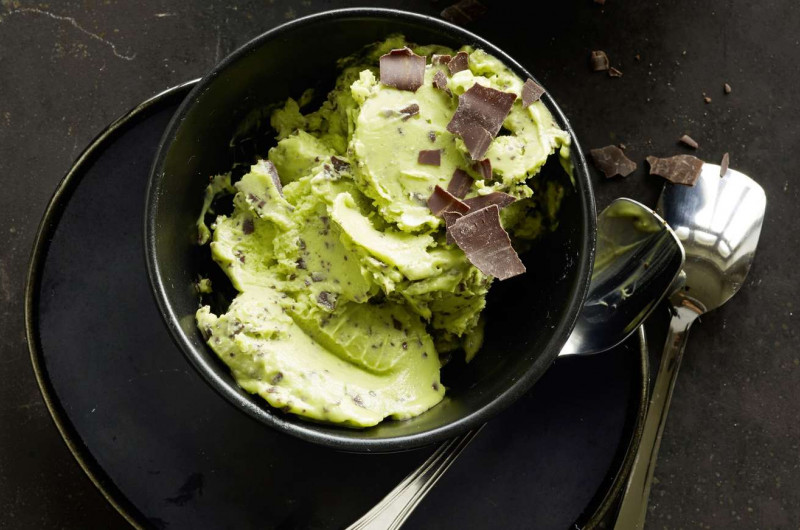 Glace à l’avocat avec chocolat
