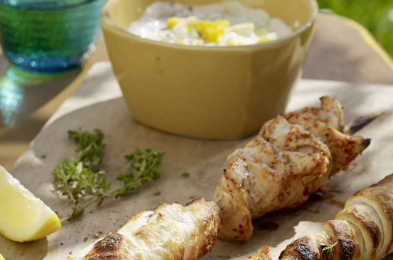 Brochette de poulet et de pâte feuilletée avec dip au yogourt