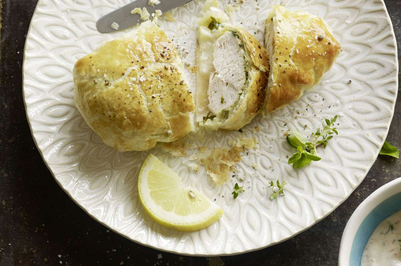 Poulet en croûte avec fines herbes et dip au yogourt