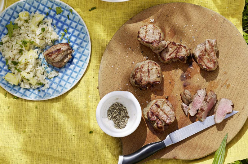 Filet mignon de porc avec salade de riz à l’ananas
