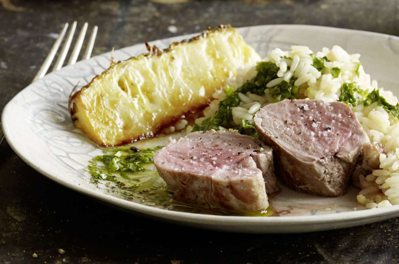 Filet mignon de porc, ananas, huile à la coriandre et riz