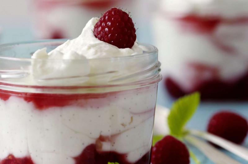 Crème vanille avec coulis de framboises