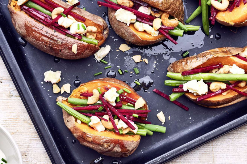 Patates douces avec haricots, betteraves rouges et fromage frais
