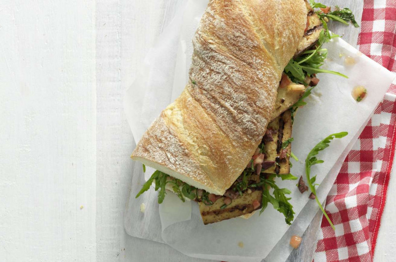 Sandwich au tofu fumé avec crème de tomates