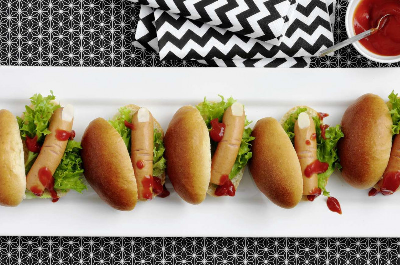 Hot-dog au doigt sanguinolent
