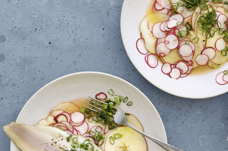 Salade de pommes et de radis avec de la truite fumée