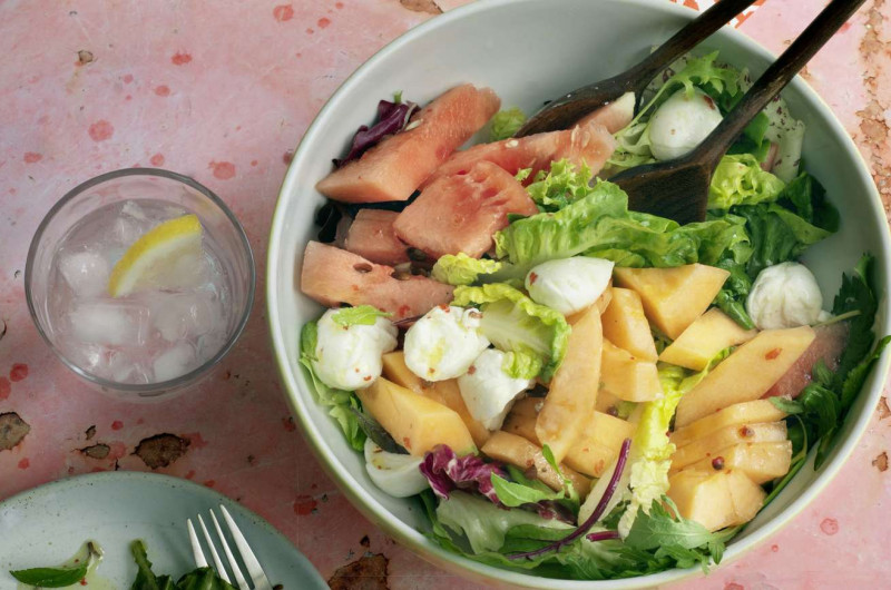Salade caprese avec melon et pastèque