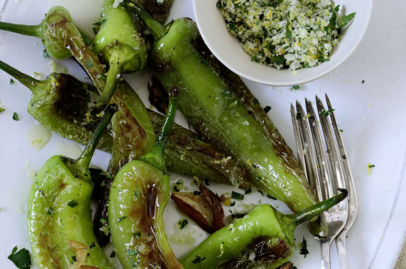 Poivrons verts allongés avec sel citronné aux fines herbes