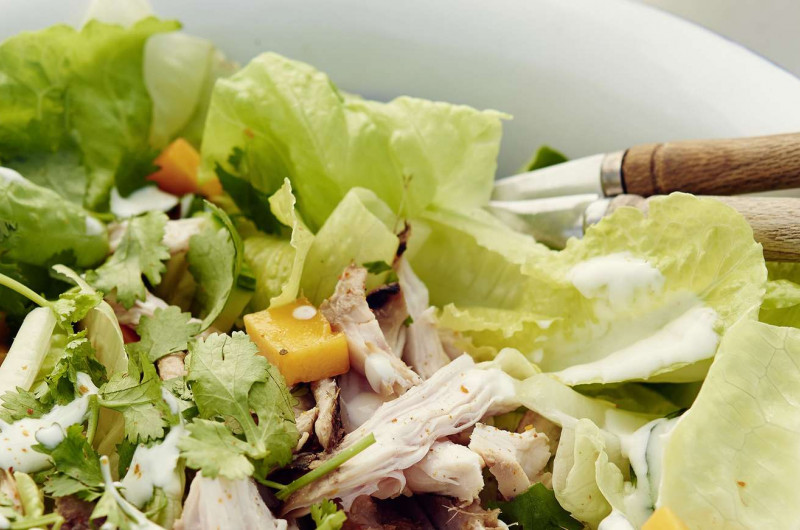 Salade de poulet avec mangue