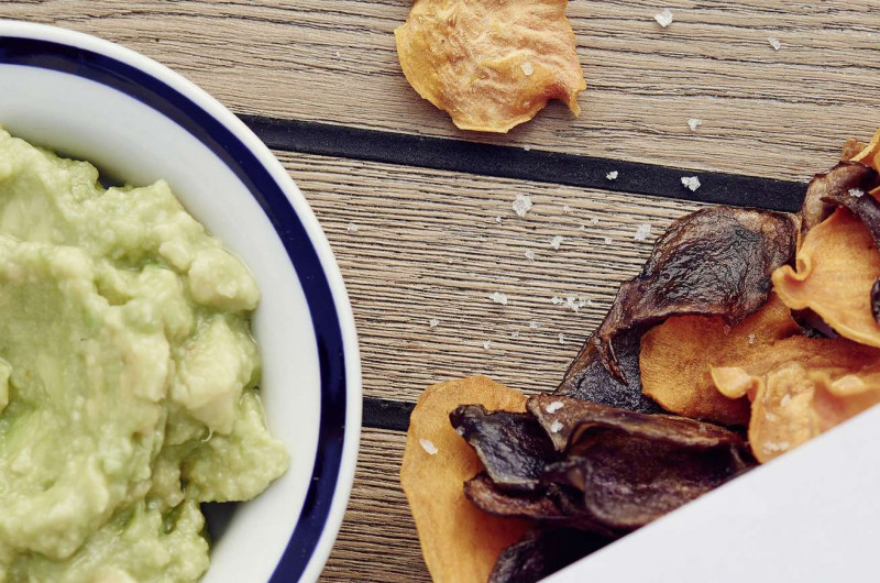 Chips colorées avec guacamole