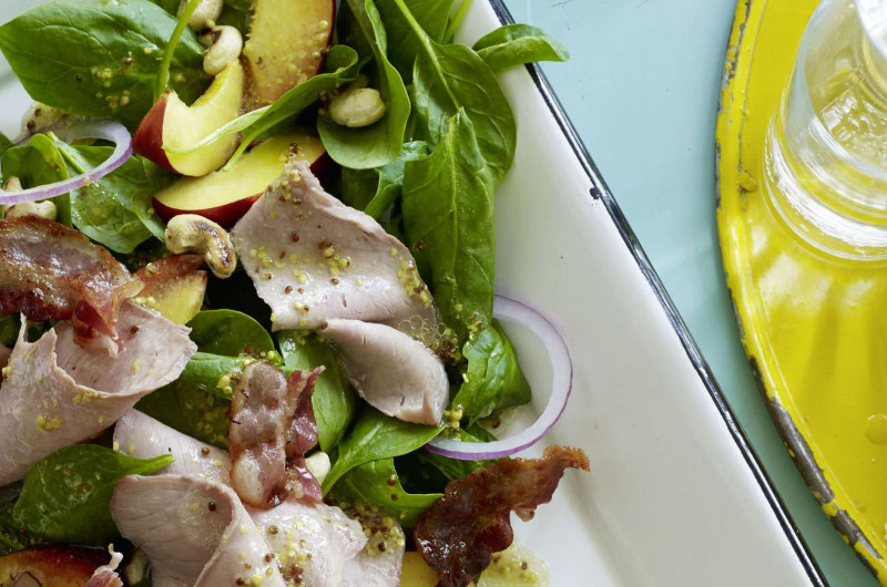 Salade avec rôti de veau et nectarines
