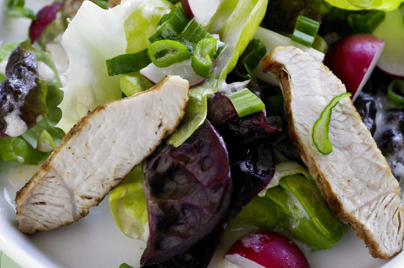 Salade de printemps avec poitrine de dinde