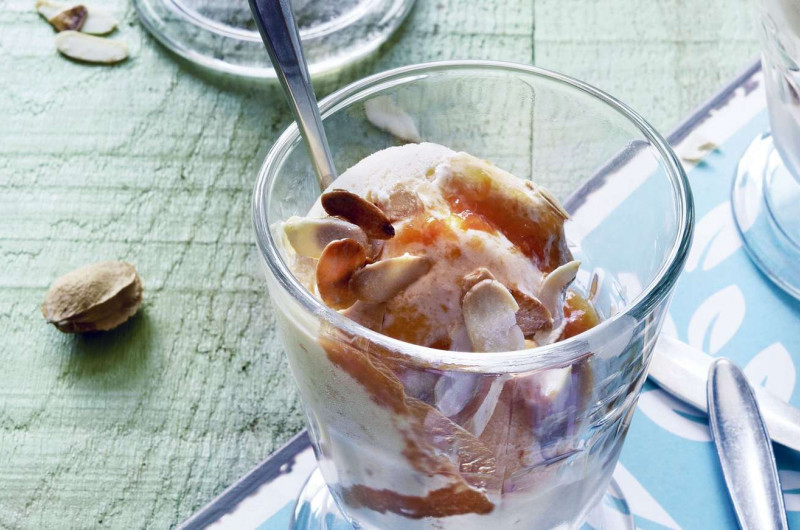 Coupe à l’abricot garnie d’amandes effilées