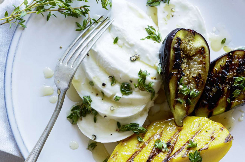Fruits grillés avec miel et mozzarella