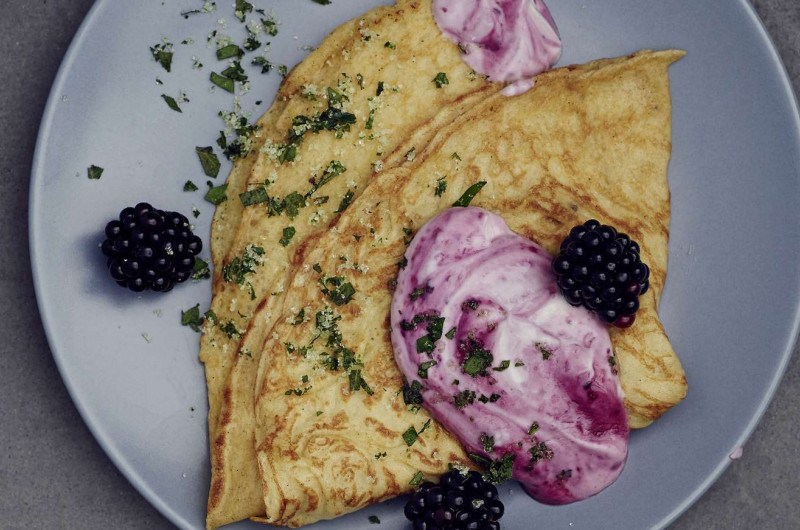 Crêpe de farine complète avec crème de mûres