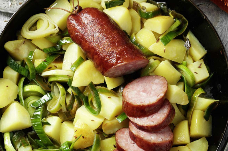 Poêlée de pommes de terre aux poireaux avec saucisson