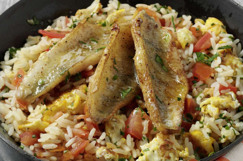 Poêlée de riz aux tomates avec filets de poisson
