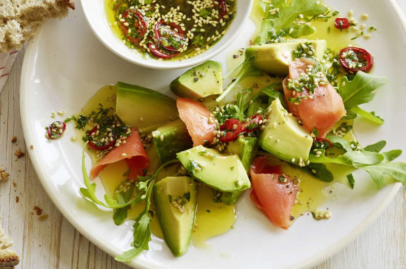Avocat avec saumon fumé et roquette