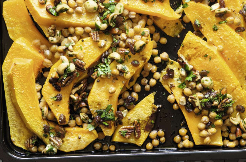 Courge et pois chiches avec crumble de noix
