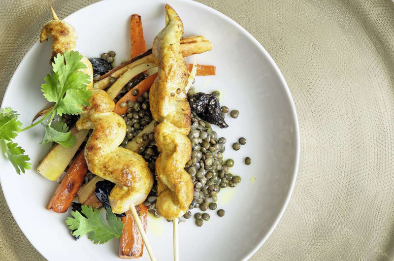 Brochette de poulet avec légumes racines